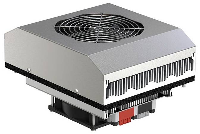 Een compacte elektronische koeleenheid of warmteafvoer met een bovenop gemonteerde ventilator en gelaagde metalen vinnen, weergegeven op een witte achtergrond.