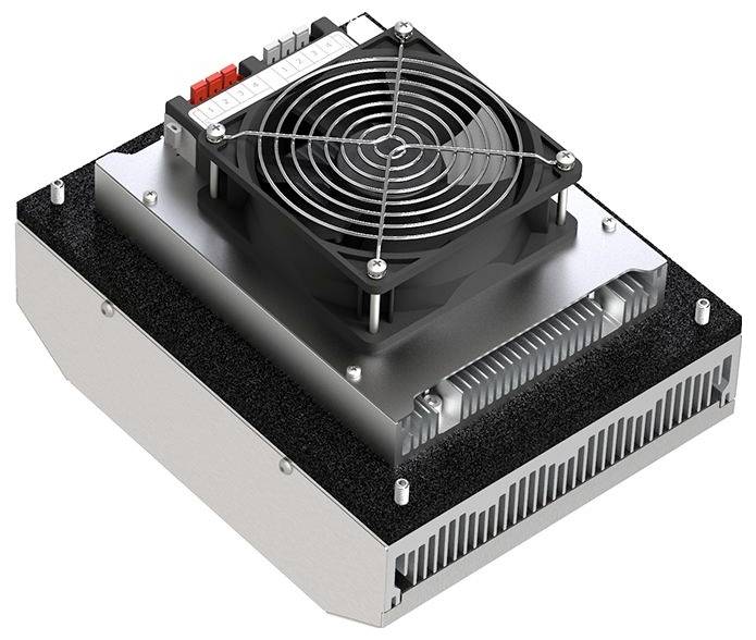 Koelmodule met ventilator en koellichaam voor een elektronisch apparaat, weergegeven in een compacte metalen behuizing met stromaansluiting.