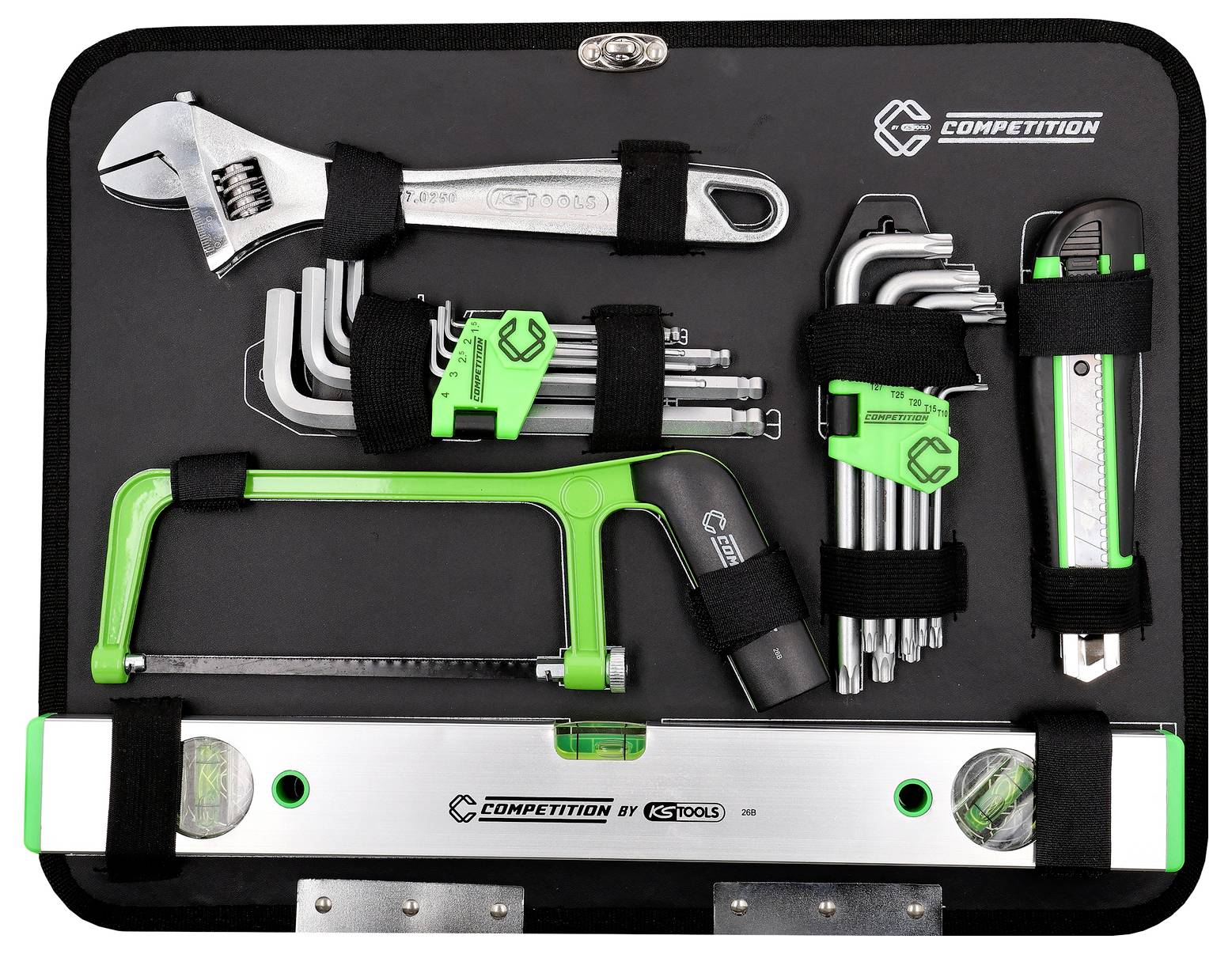Gereedschapskist in een zwarte draagtas, inclusief een steeksleutel, zeskantsleutels, schroevendraaierbitsen en een waterpas, gemerkt 'Competition by K-Tools'.