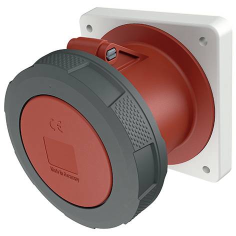 Industriële rode en grijze elektrische stopcontactafdekking gemonteerd op een witte wandplaat, weergegeven in close-up.