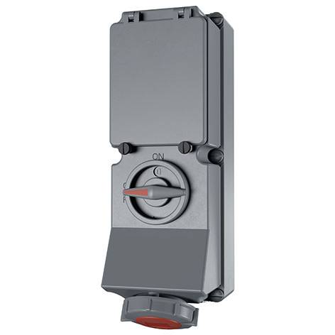 Grijze industriële elektrische schakelaar met een draaibare aan/uit-knop en beschermkap op een witte achtergrond.