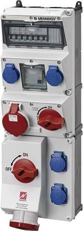 Aan de muur gemonteerd industrieel elektrisch stopcontactpaneel met meerdere rode en blauwe stroomstekkers, schakelaars en automaten op een grijze behuizing.