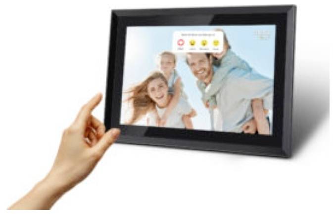 Hand die een digitaal fotolijstje vasthoudt waarin een lachend familieportret wordt weergegeven.