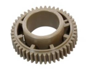Een beige plastic tandwiel met een centrale cilindrische naaf, geïsoleerd weergegeven op een witte achtergrond.