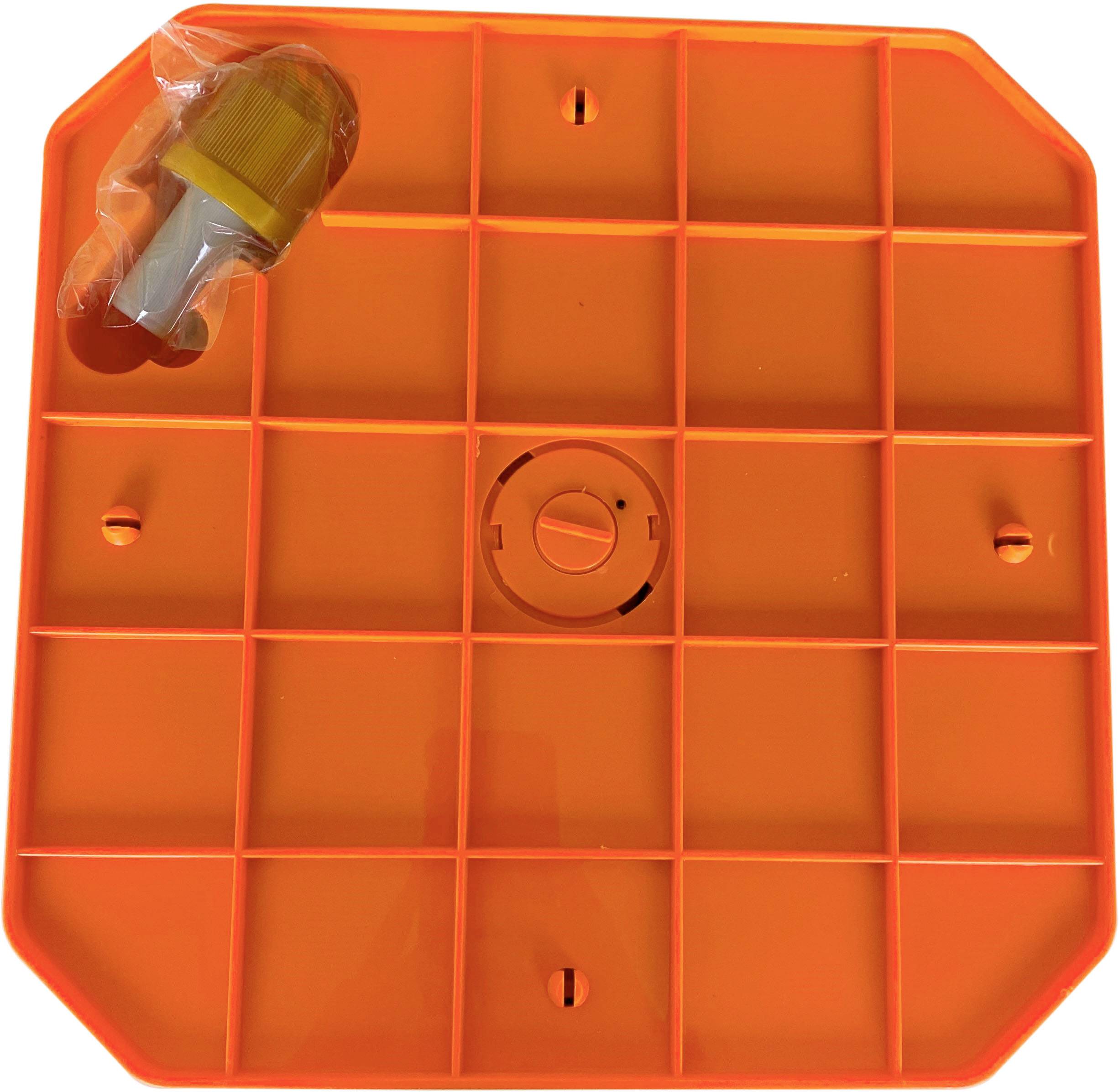 Oranje plastic rasterpaneel met een klein verpakt onderdeel in de linkerbovenhoek, van bovenaf weergegeven.