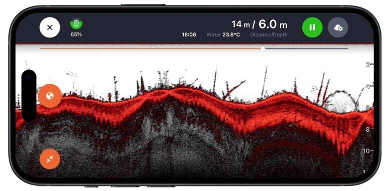 Sonardieptescherm op een smartphone met een rood/oranje bodemprofielbeschikking, huidige diepte 14 m en schaal 6,0 m, plus pauze- en instellingenbesturingen.