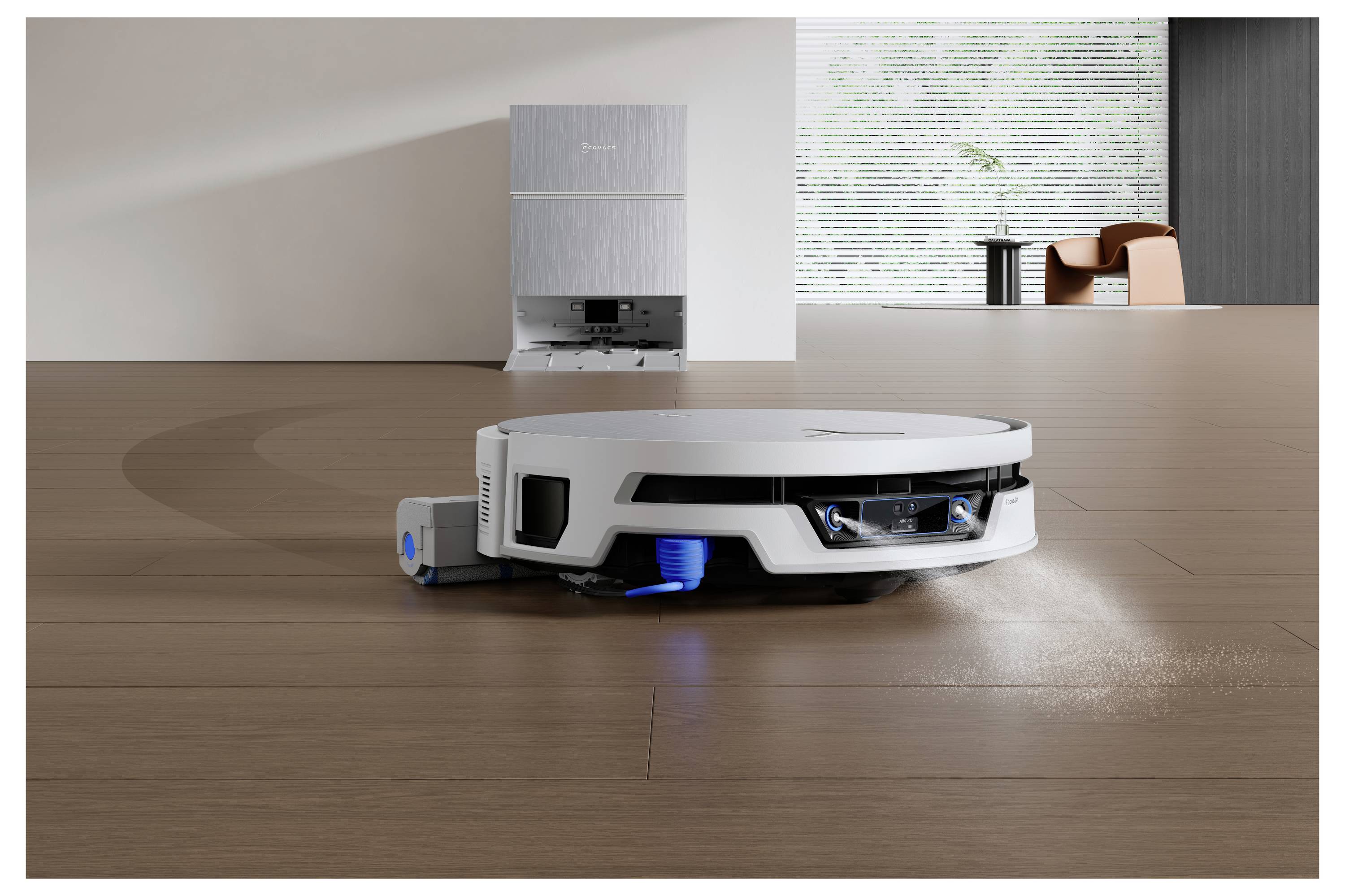 Een robotische vloerstofzuiger reinigt een houten vloer in een moderne kamer, met een dockingstation en meubels op de achtergrond.