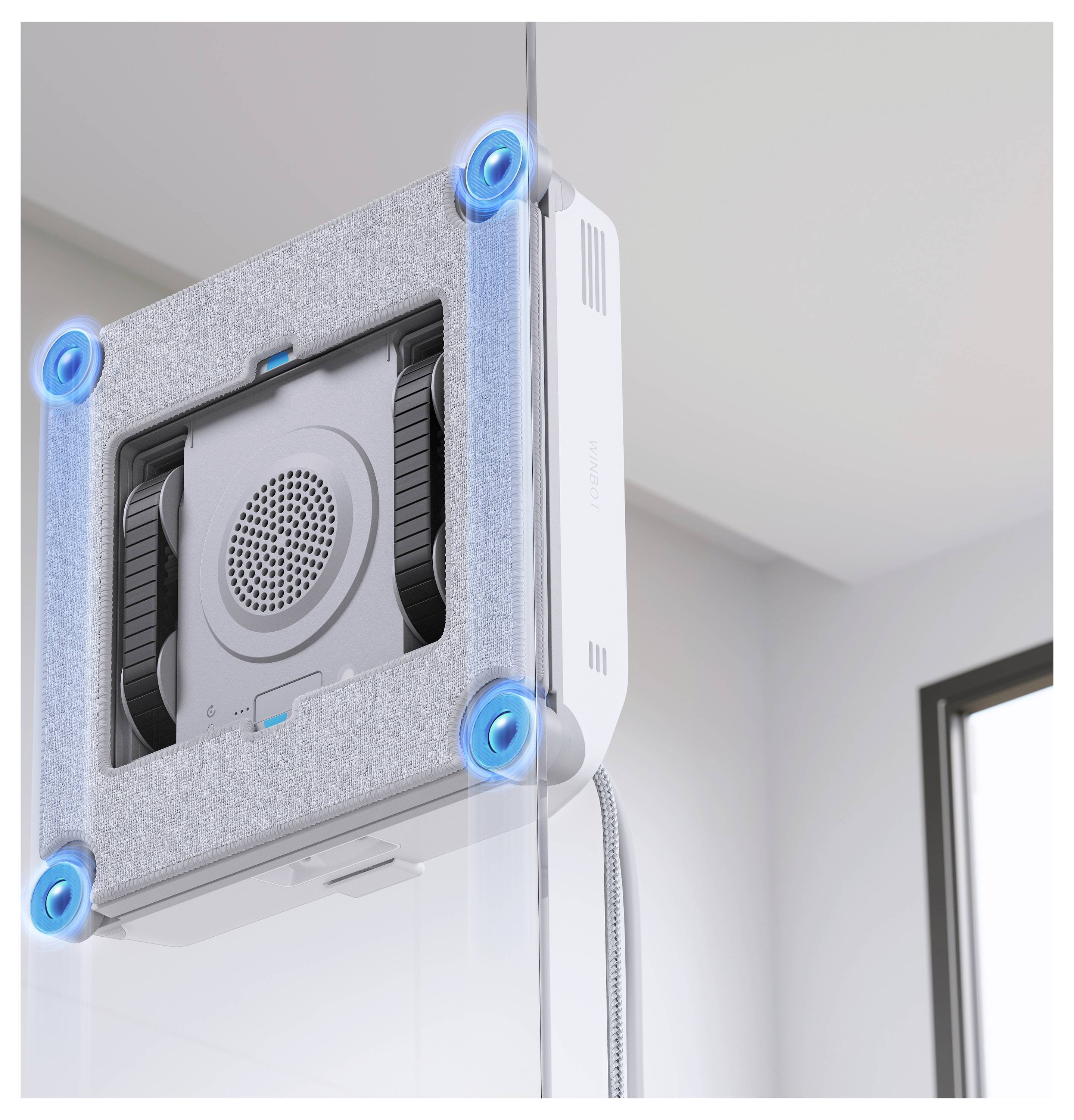 Vierkante witte luchtreiniger hoog aan de muur gemonteerd, met blauwe hoekverlichting en een zichtbaar netsnoer in een lichter kamer.