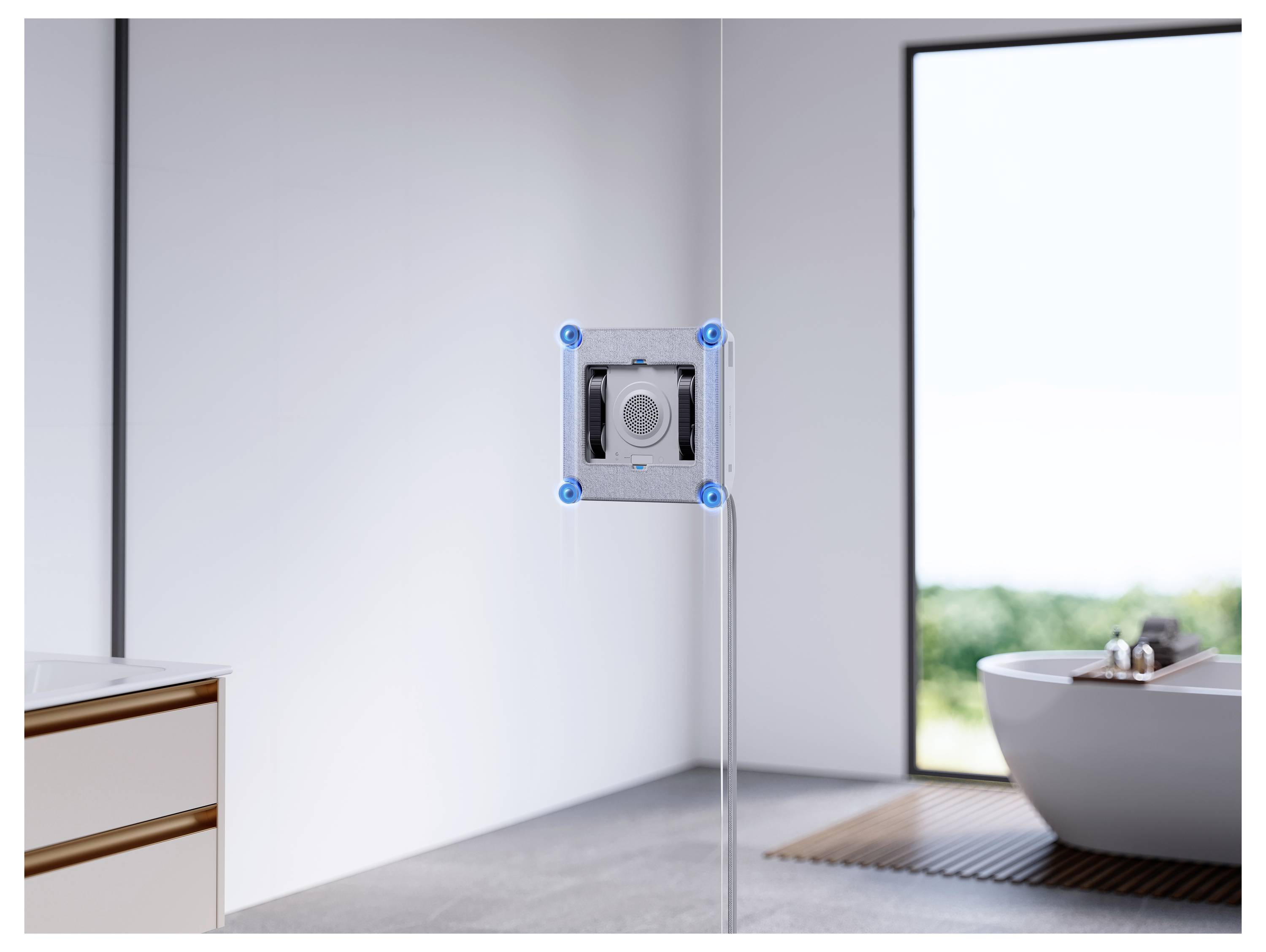Aan de muur gemonteerd vierkant apparaat op een metalen paal in een modern badkamer, naast een bad en groot raam.