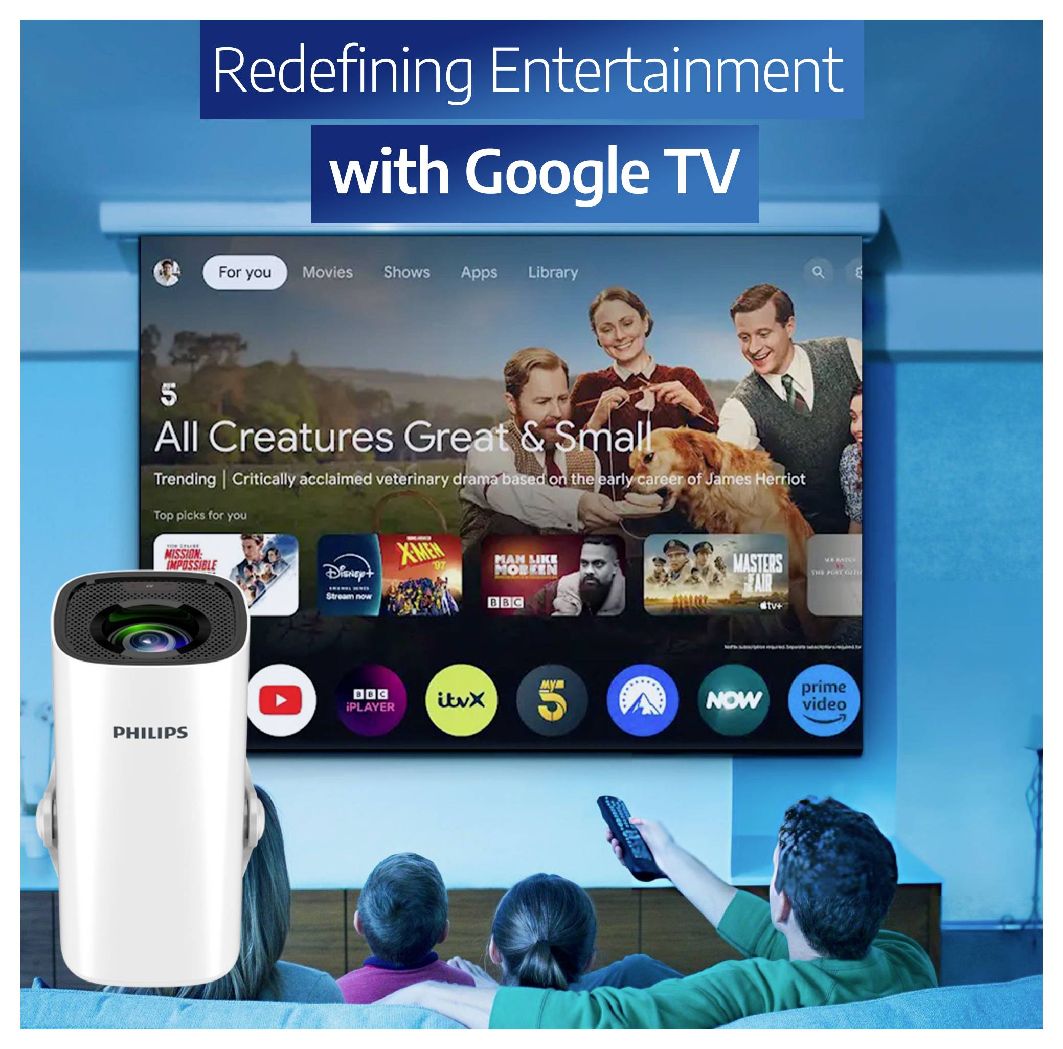 Philips projector die Google TV weergeeft op een groot scherm met een 'Redefining Entertainment' banner en mensen die vanaf een bank kijken.