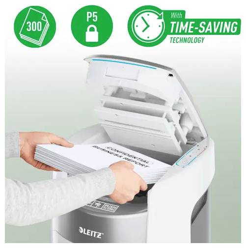 Handen die een dik stapel documenten in een Leitz papiervernietiger met open deksel voeren; pictogrammen tonen '300', 'P5', en 'Met tijdbesparende technologie'.