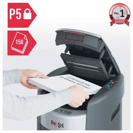 Een persoon die een stapel papieren in een Rexel automatische shredder met P5-beveiliging en een capaciteit van 150 vellen invoert.