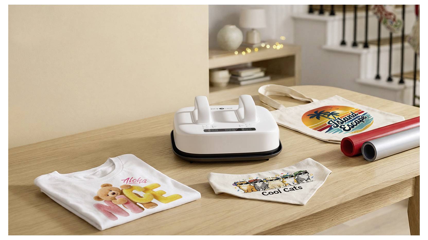 Een hete perskachine op een houten tafel met bedrakte kledingstukken: een teddy bear shirt, een kleine 'Cool Cats' patch, en een strandthema ontwerp transfervel.