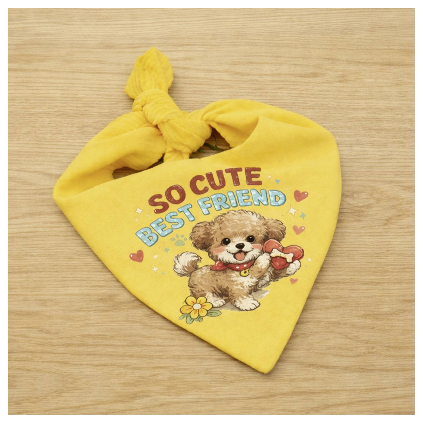 Gele hondenbanana met knoop bovenaan en 'SO CUTE BEST FRIEND' opdruk met een cartoon puppyafbeelding, hartjes en bloem op een houten ondergrond.