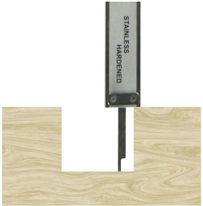 Een metalen hoekmeter wordt gebruikt om de diepte van een rechthoekige inkeping in een stuk hout te meten.