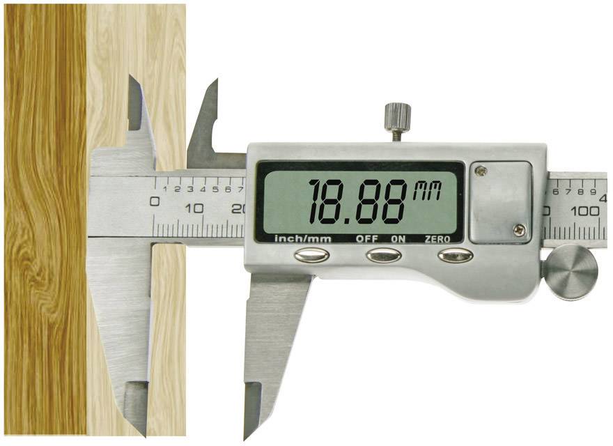 Elektronische schuifmaat meet dikte van houten plank, display toont '18,88 mm'.