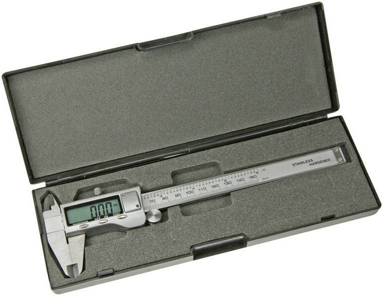 Digitale schuifmaat in een open etui, display op nul. Gereedschap voor nauwkeurige metingen van afstanden en diameters.