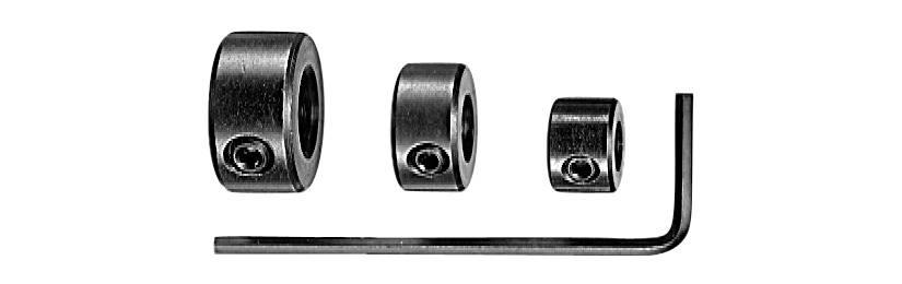 Drie verschillende maten van metalen stelringen en een inbussleutel, gebruikt voor mechanische verbindingen.