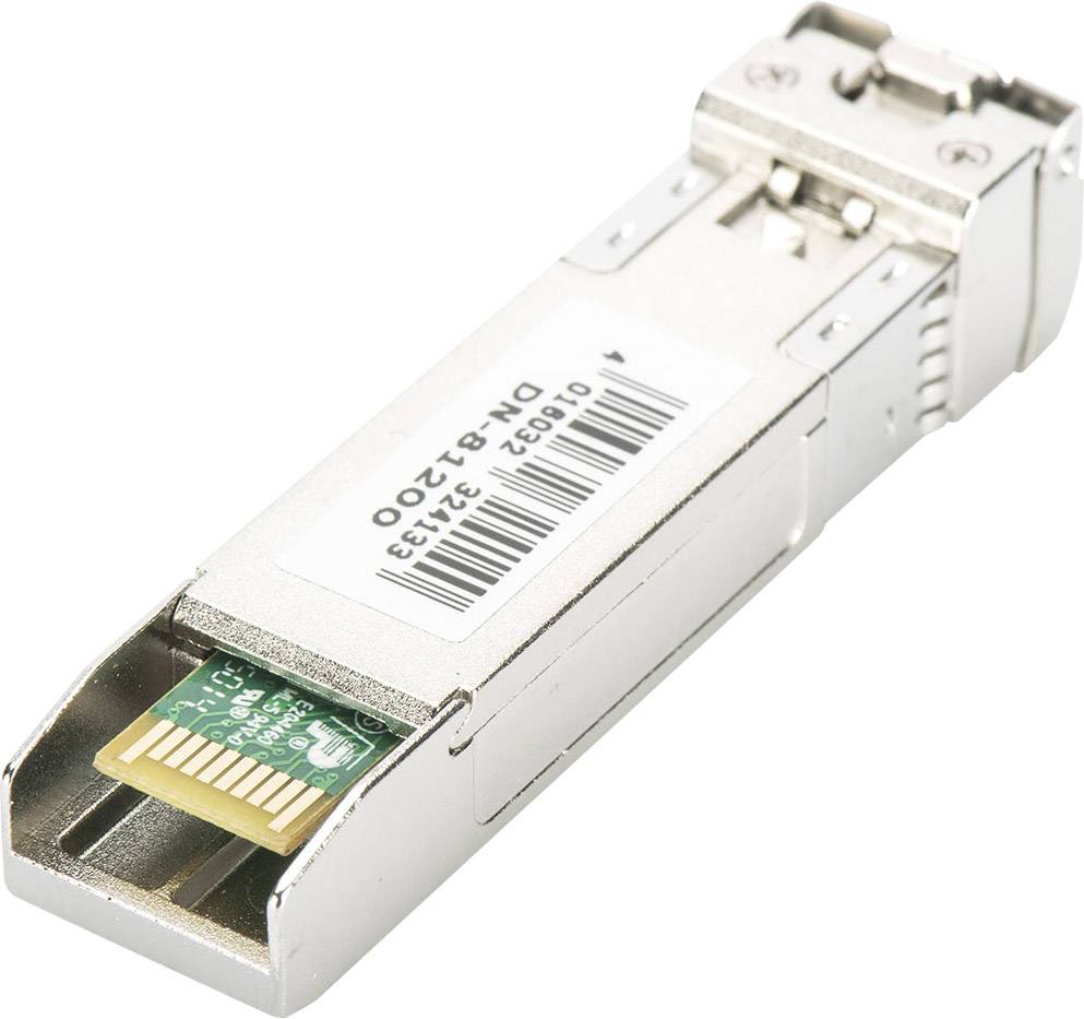 Een SFP-module met een metalen behuizing, toont contacten en een aanduiding. Het fungeert als interface voor netwerkverbindingen.