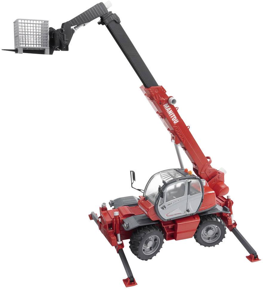 Een rode telescooplader tilt een lege metalen mand op met zijn lange arm in de lucht. De lader heeft grote terreinbanden.
