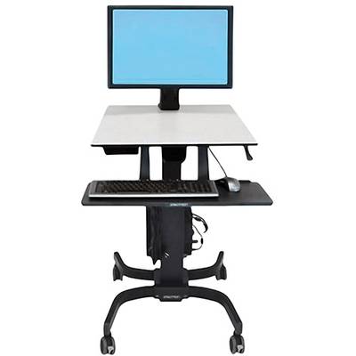 Een verstelbaar sta-bureau met monitor, toetsenbord en muis. Bureau op wielen voor flexibel gebruik op kantoor.
