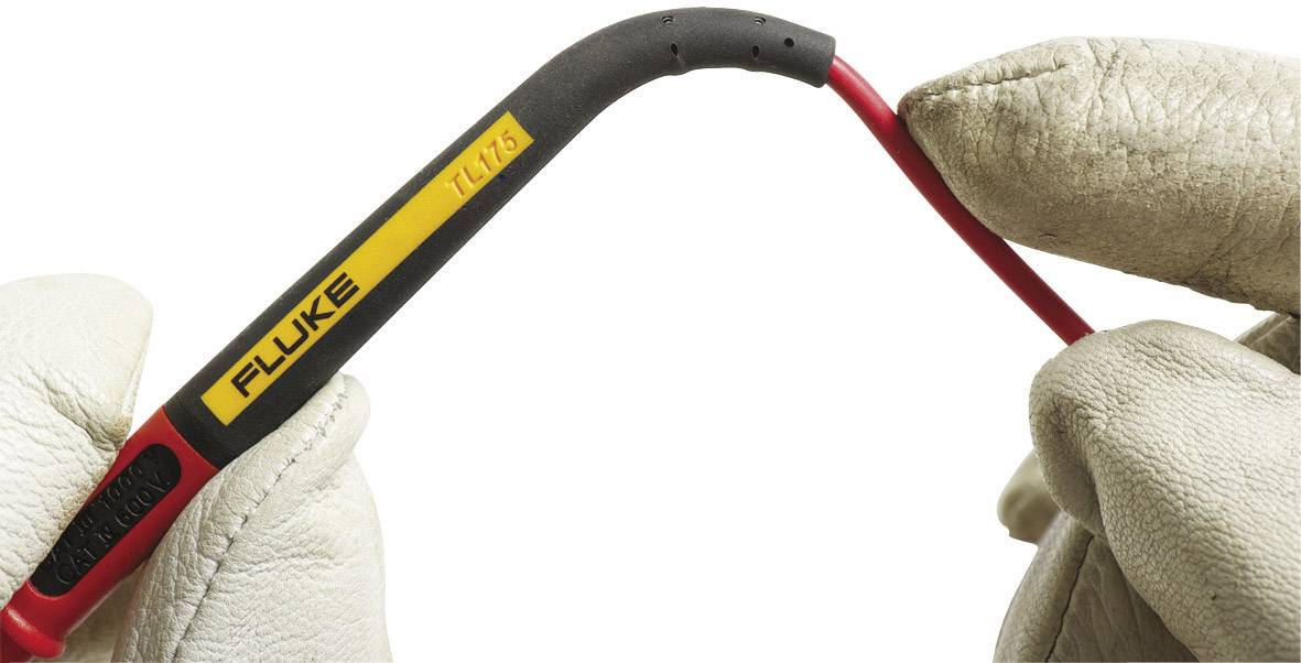 Een persoon met handschoenen houdt een flexibel kabel vast met een geïsoleerde handgreep waarop 'FLUKE TL175' staat.