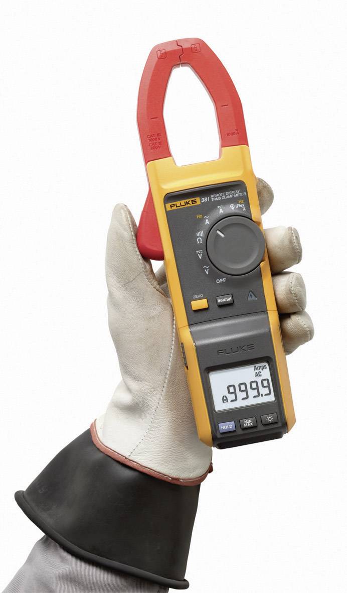 Een hand houdt een gele digitale stroomtang-multimeter met een rode grijper vast. Display toont "899,9", beschermende kleding gedragen.
