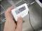 Een hand houdt een digitale thermometer boven een wasbak, die 20,9 graden Celsius aanwijst. Water stroomt erover.