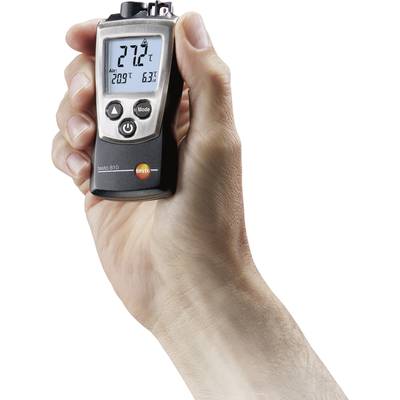 Een handthermometer wordt in een hand vastgehouden, toont '27 °C', 'Lucht 21 °C', '63%' en heeft knoppen voor opties.