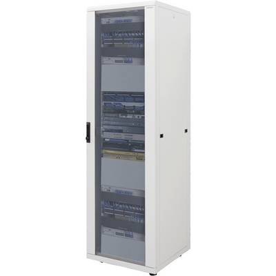 Een witte serverrack-kast met een glazen deur, gevuld met verschillende netwerkapparatuur en kabels, wordt ingezet in een beveiligde omgeving.