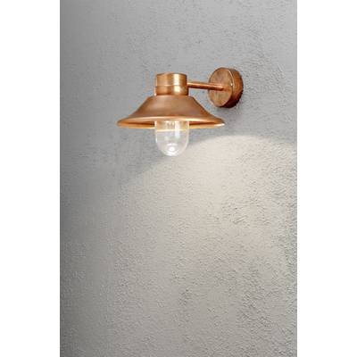 Hangende wandlamp van koper verlicht een grijze structuurmuur. Minimalistisch ontwerp met warme lichtgloed.