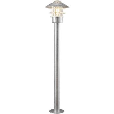 Een hoge buitenlamp in klassieke stijl met een ronde lampenkap en transparant glas, geplaatst op een metalen paal.