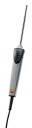 Een digitale thermometer met een lange sensor en kabel, geschikt voor nauwkeurige temperatuurmetingen in wetenschappelijke toepassingen.