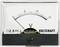Analoge voltmeter toont ongeveer 2,4 volt aan; schaal van 0 tot 15 volt; merk 'Voltcraft'.