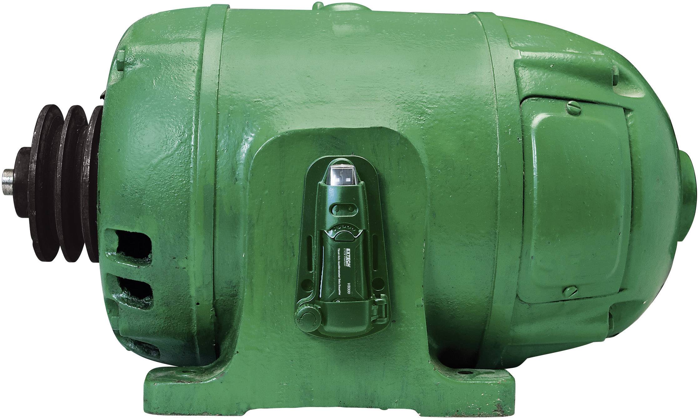 Een groene elektromotor met een zijdelingse afdekking en een voorste riemschijf.