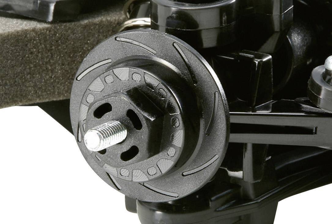 Close-up van een zwarte wieldrager met een gemonteerde wielnaaf van een radiografisch bestuurbare auto. De drager heeft een opvallend, geprofileerd ontwerp.