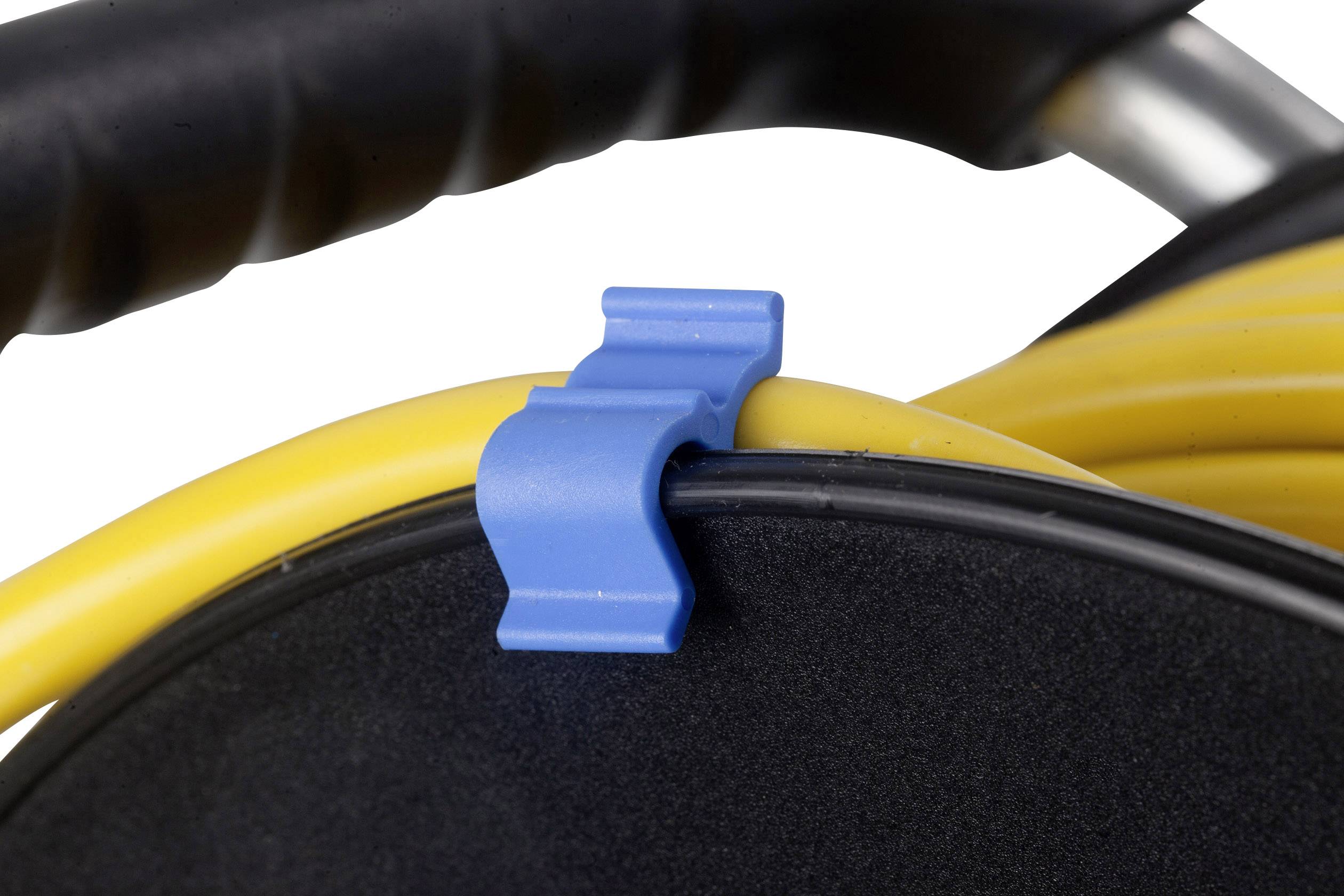 Een geel kabel is netjes opgerold op een kabelhaspel en wordt vastgehouden door een blauwe clip.