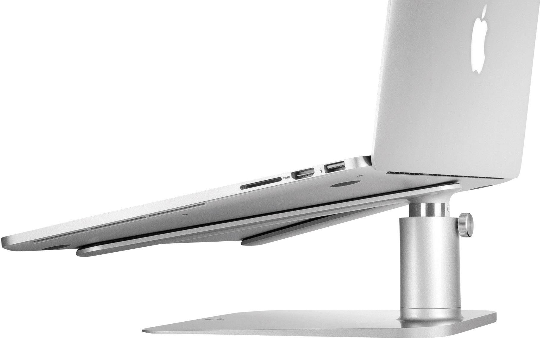 Een zilveren laptop op een verstelbare standaard. Het scherm is licht gekanteld, het oppervlak weerkaatst het licht.