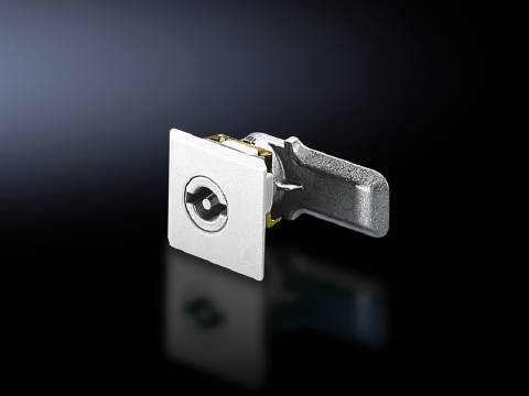 Een vierkant slot met een zilveren handgreep op een zwarte achtergrond. Het slot heeft een mechanische cilinder in het midden.
