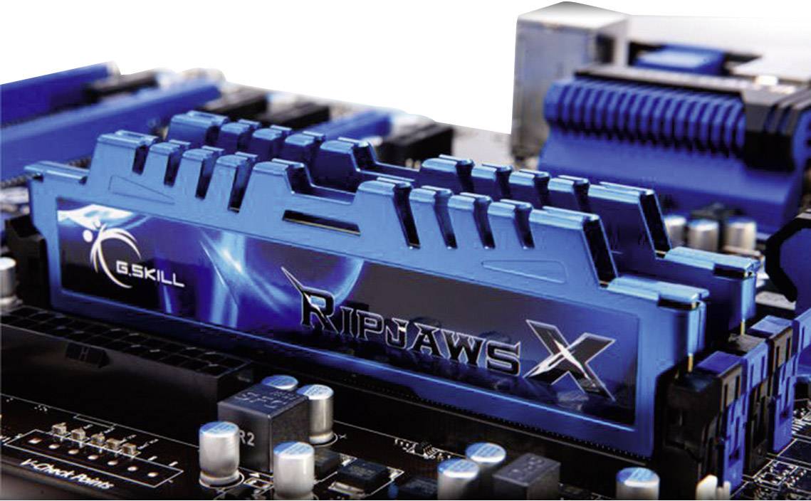 Een blauw RAM-module van het merk G.Skill met de tekst 'Ripjaws X' is geïnstalleerd in een computermoederbord.