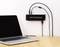 Laptop op houten tafel verbonden met een zwarte metalen USB-hub met zeven poorten. Twee USB-kabels zijn aangesloten.