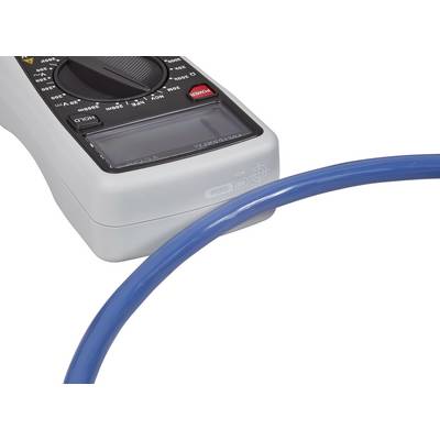 Een multimeter met een digitaal display ligt naast een blauw kabel. De multimeter wordt gebruikt voor het meten van elektrische waarden.