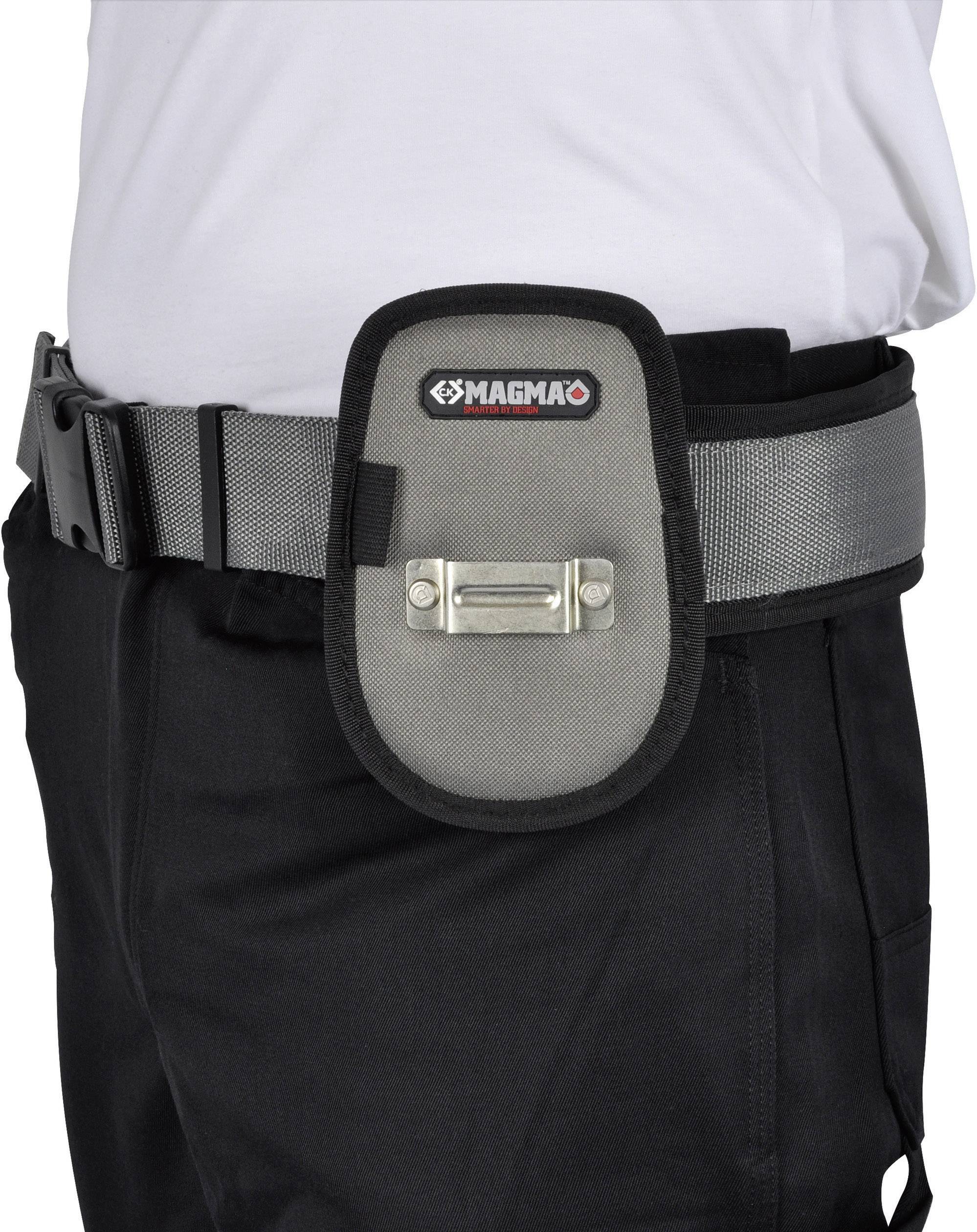 Persoon draagt een gereedschapsriem met een speciale houder voor een gereedschap. De riem heeft een 'MAGMA'-markering.