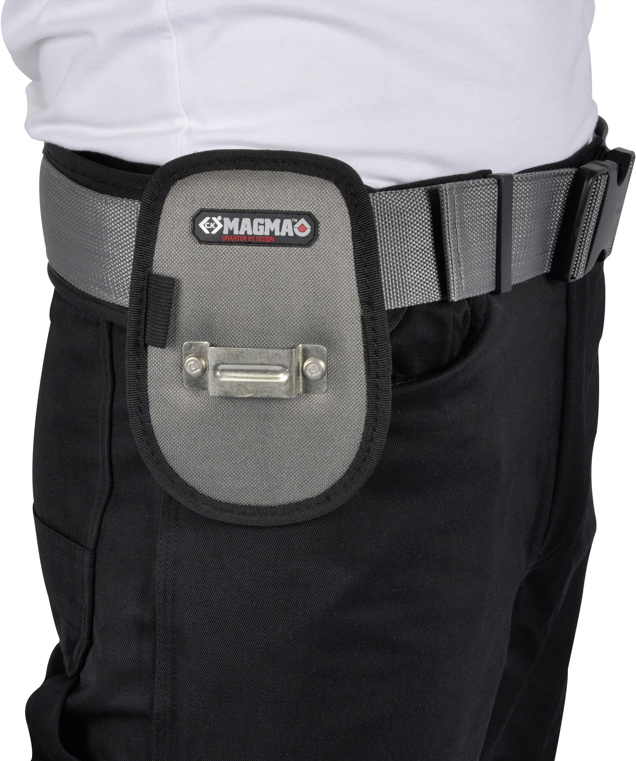 Een riem met een bevestigde magmazak, gedragen door een persoon in een zwarte broek.