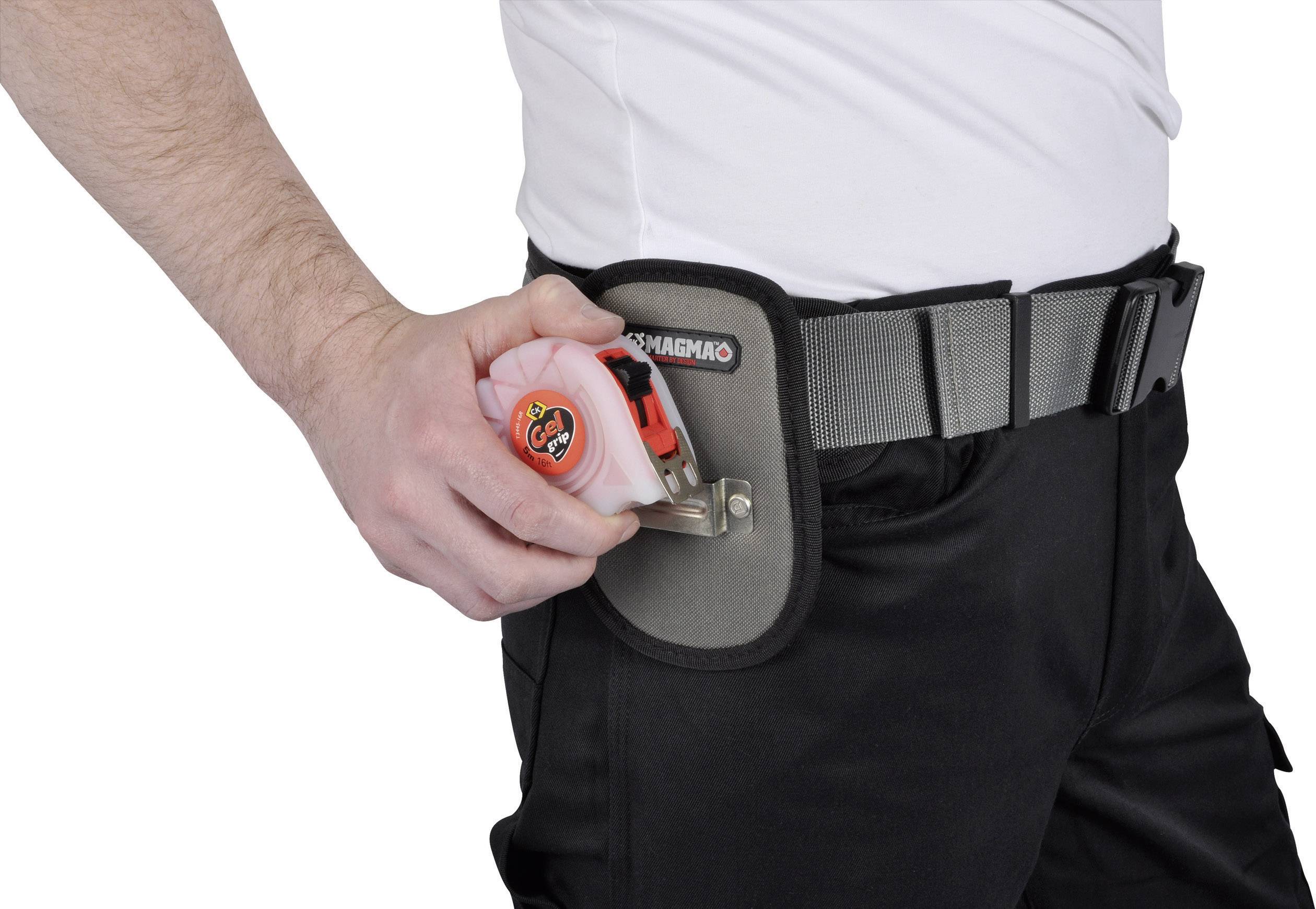 Een persoon draagt een gordeltasje met een gereedschap bevestigd.
