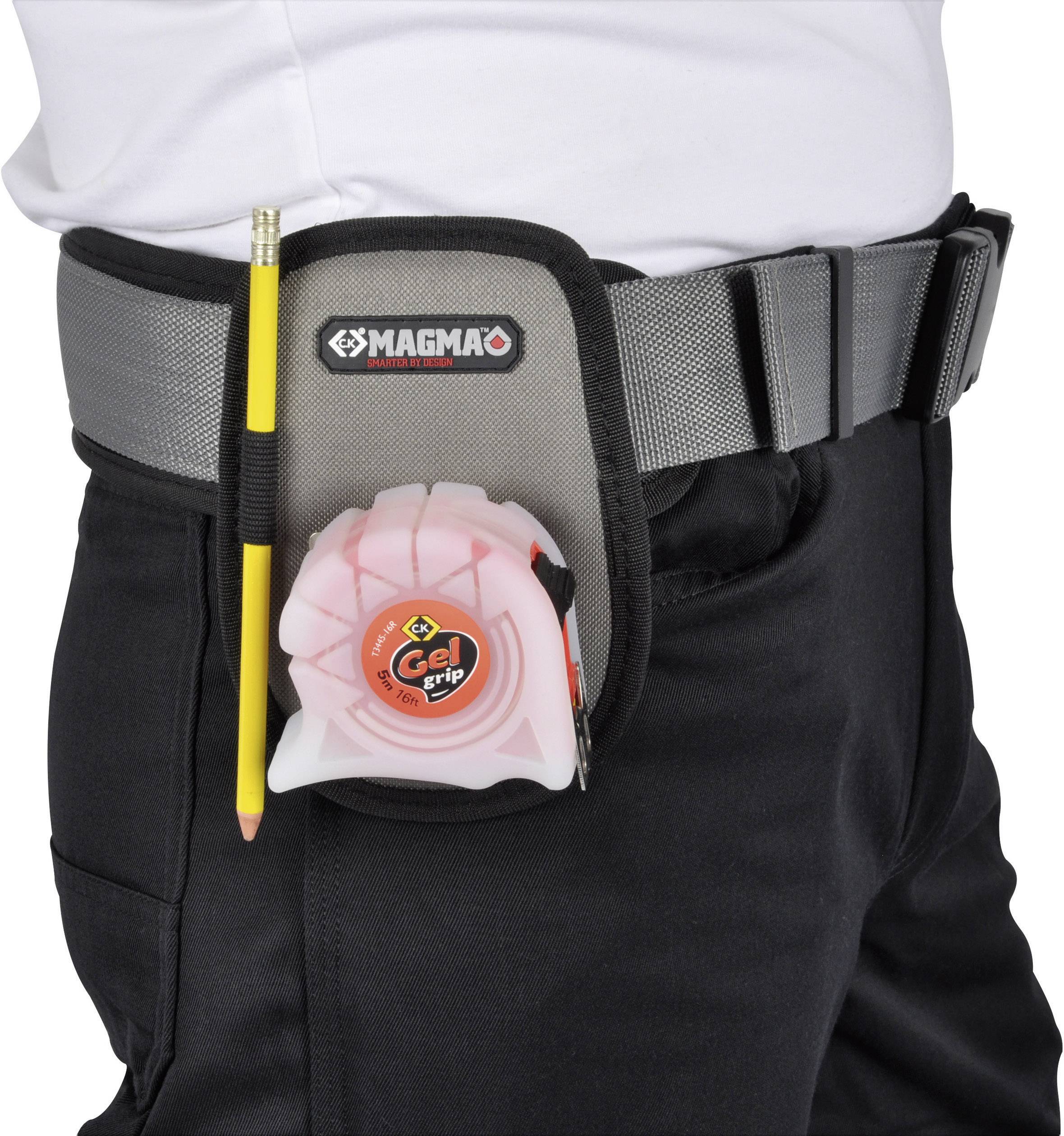 Een persoon draagt een zwarte riem met een houder waarin een roze gel-grip-meetlint en een gele potlood zitten.