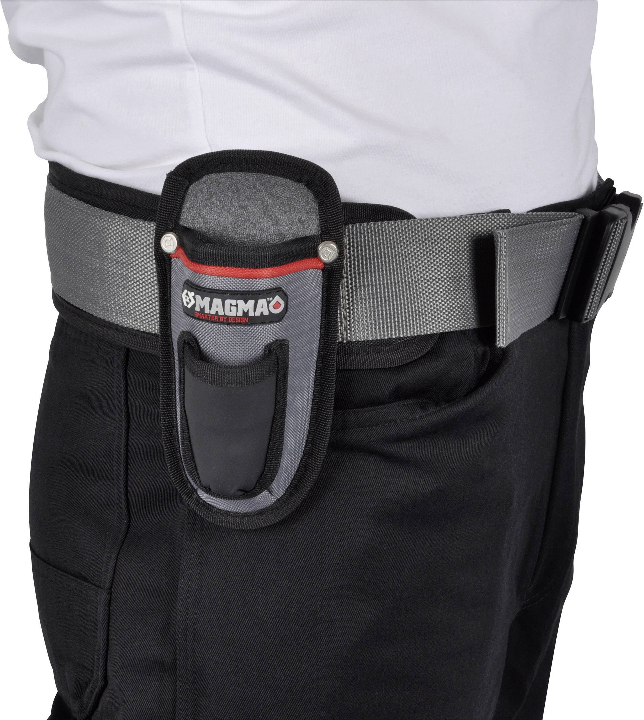 Persoon in werkkleding met een grijze riem waaraan een zwarte houder van 'Magma' is bevestigd. De houder is leeg.