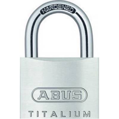 Een zilveren hangslot van het merk ABUS uit de Titalium-serie, met de tekst 'Hardened' bovenaan de beugel.