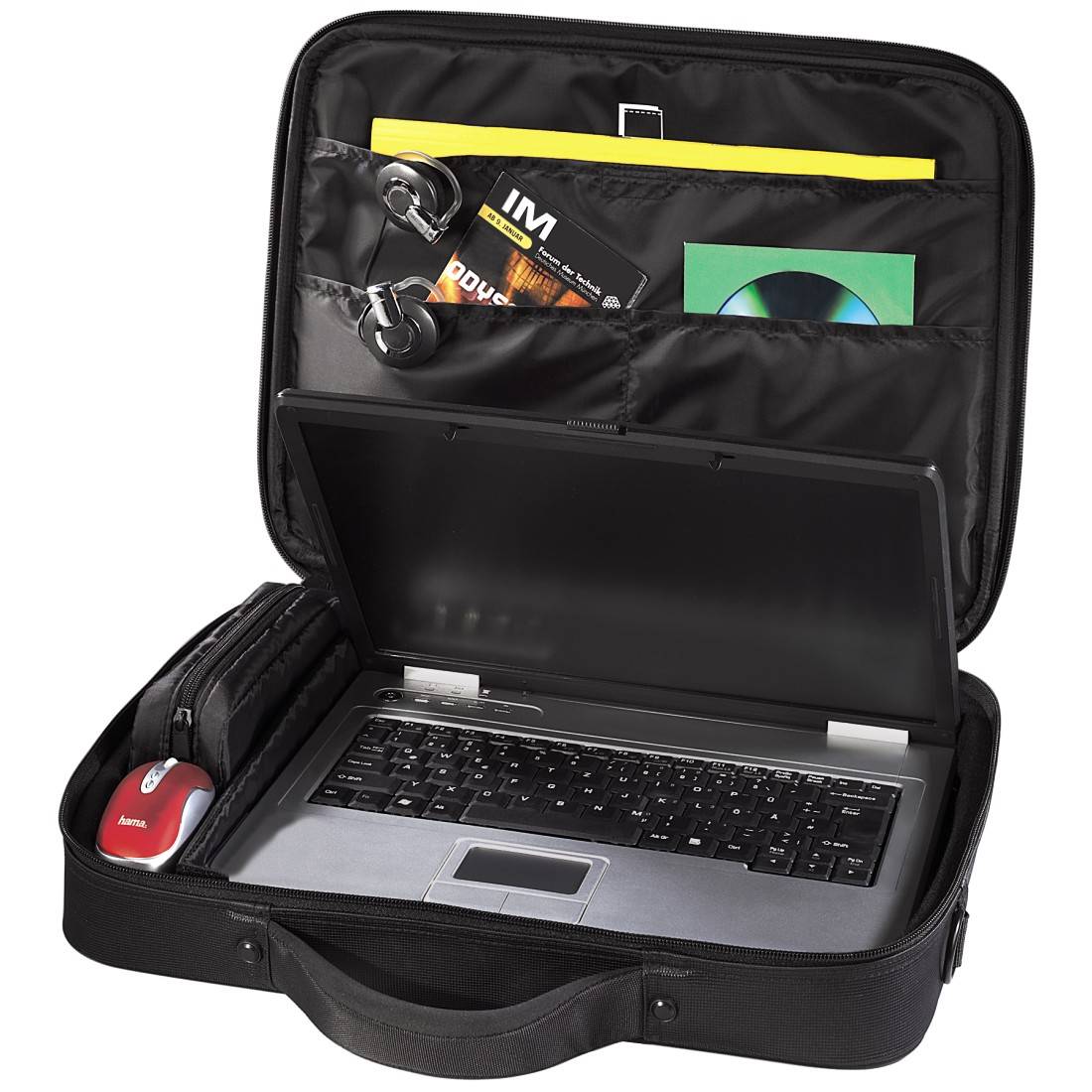 Laptop in een open zwarte tas met penhouders, een tijdschrift en een cd. Een rode computermuis bevindt zich in een zijvak.