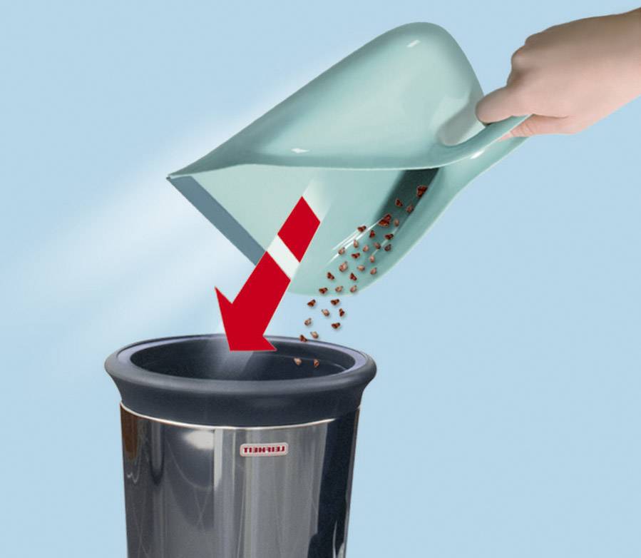 Een hand maakt een veegbord leeg van kruimels in een vuilnisbak. Een rode pijl geeft de beweging van de kruimels aan.